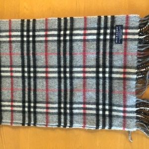 Classic Burberry Cashmere Blend Scarf -- Light Gra